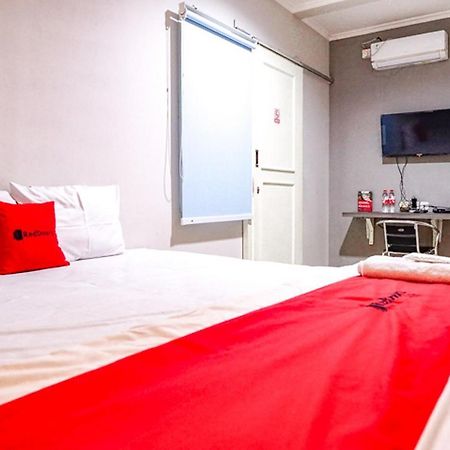 Reddoorz @ Citraland Surabaya Hotel Exterior photo